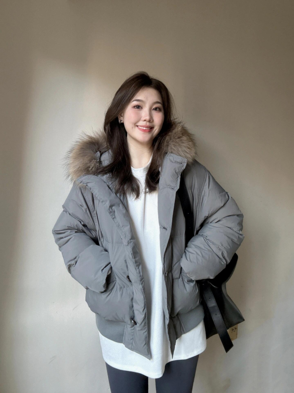 Női téli pehelydzseki műszőrme gallérral, rövid fazon, cipzár elöl, töltet fehér kacsa toll 86–90%, vastag pamut-gyapjú szövet elasztánnal