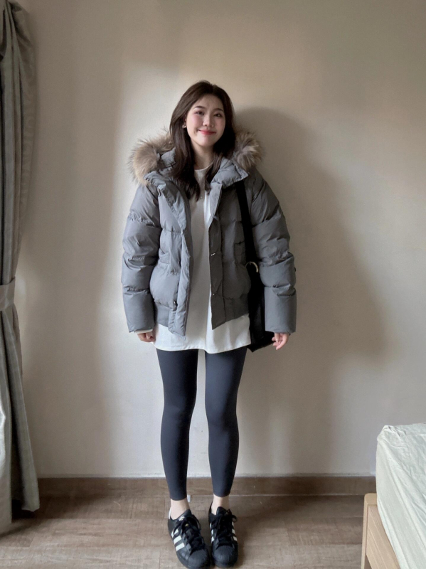 Női téli pehelydzseki műszőrme gallérral, rövid fazon, cipzár elöl, töltet fehér kacsa toll 86–90%, vastag pamut-gyapjú szövet elasztánnal