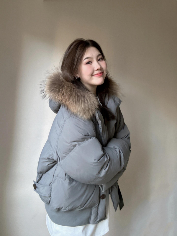 Női téli pehelydzseki műszőrme gallérral, rövid fazon, cipzár elöl, töltet fehér kacsa toll 86–90%, vastag pamut-gyapjú szövet elasztánnal