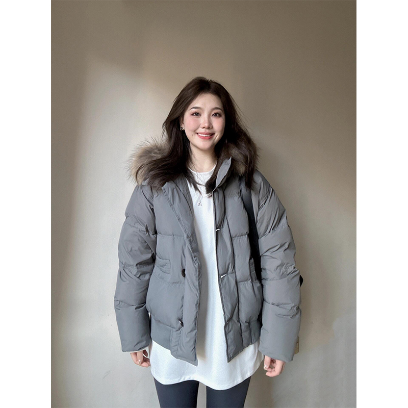 Női téli pehelydzseki műszőrme gallérral, rövid fazon, cipzár elöl, töltet fehér kacsa toll 86–90%, vastag pamut-gyapjú szövet elasztánnal