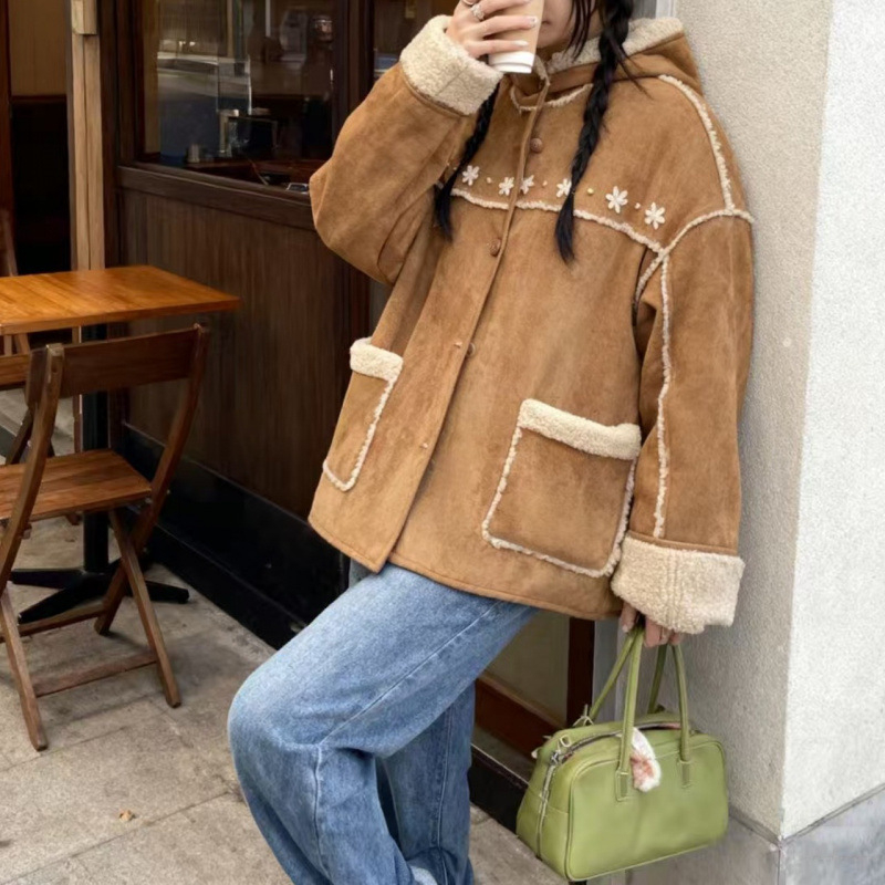 Női velúr motoros kabát hímzéssel, francia retro stílus, téli 2025, rombusz minta, egyenes szabás, gallér lótuszlevél, 3/4 ujj