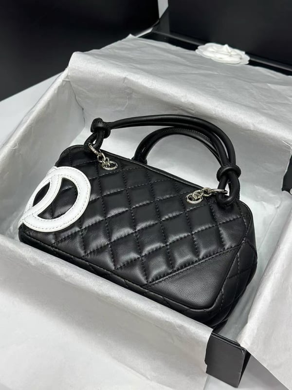 Torba od prave kože, jastukastog oblika, Boston stil, zatvarač, poliester podstava, unutarnja pretinica za mobitel, dvostruke naramenice, ljeto 2025