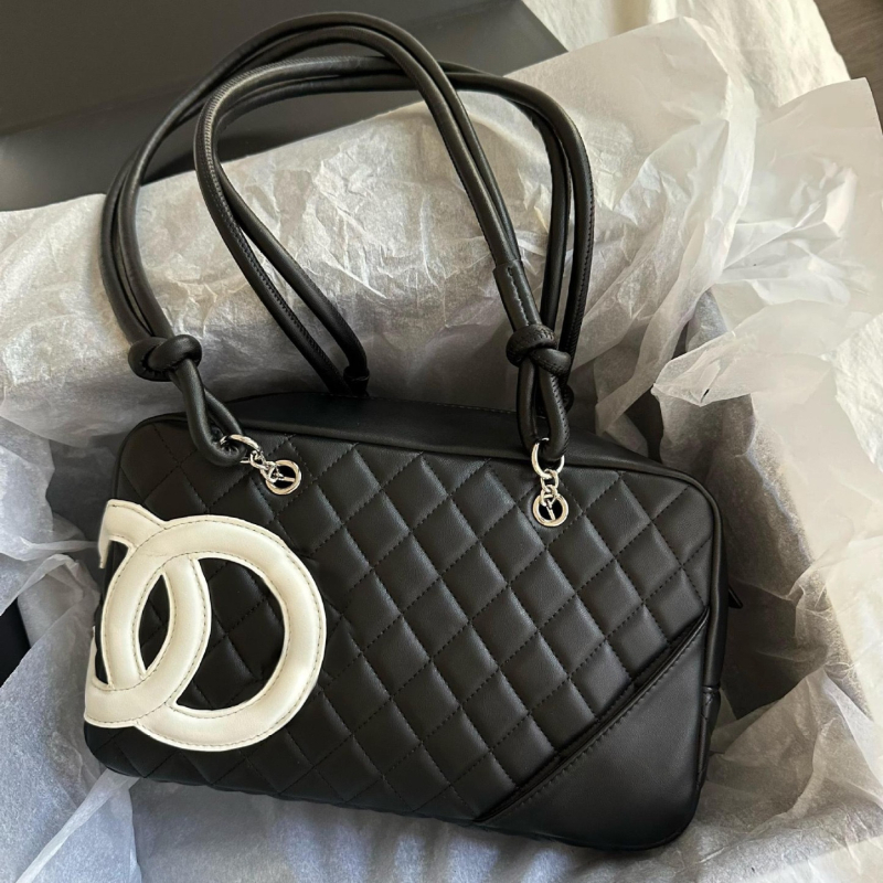 Torba od prave kože, jastukastog oblika, Boston stil, zatvarač, poliester podstava, unutarnja pretinica za mobitel, dvostruke naramenice, ljeto 2025