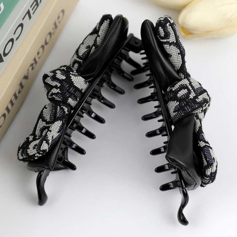 Hajkiegészítő — Masni alakú banáncsat, bőr és szövet, kézzel készített, Yingya Jewelry, 2025 téli kiadás