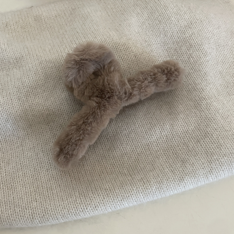 Hajcsat plüss szőrmével, kézzel készült, textil anyagból, hátsó fejre rögzíthető korong dizájn, női hajkiegészítő, irodai divat