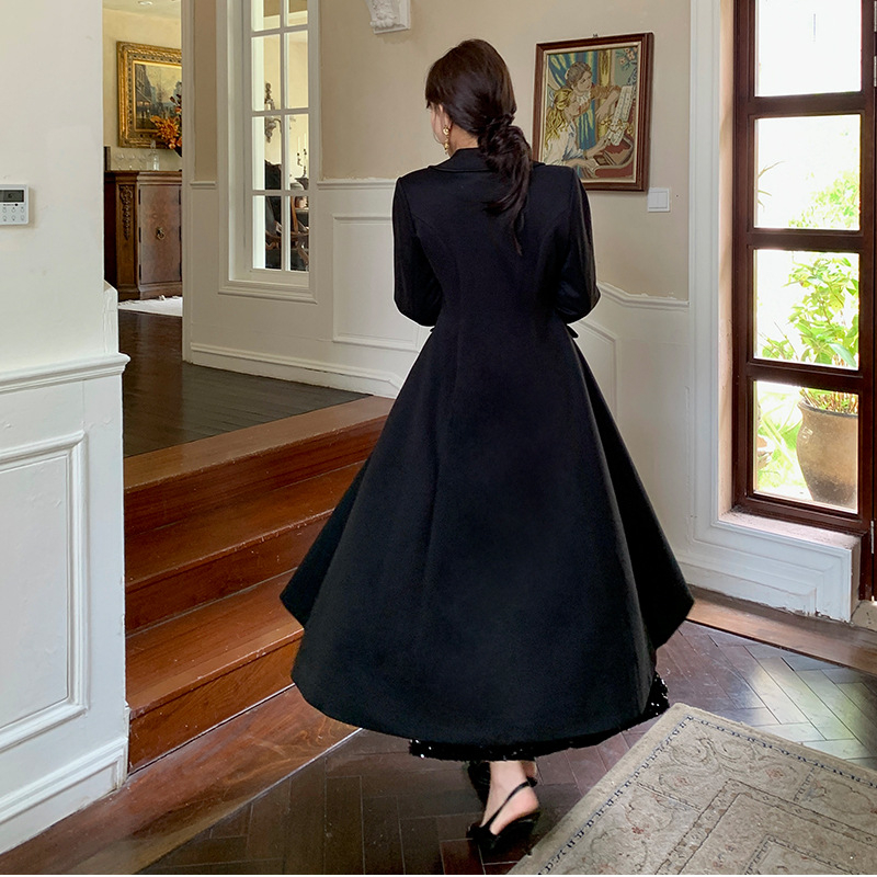 Női hosszú kabát Twillból, egyszínű, dupla gombolás, V-nyakú, karcsú szabás