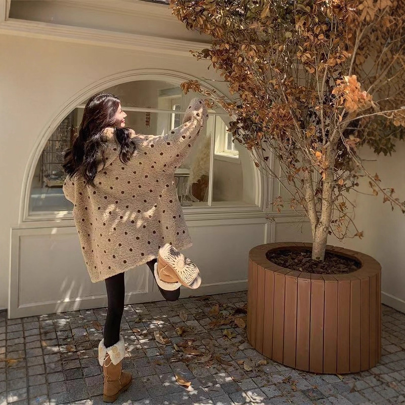 Palton damă cu glugă din chenille, efect lamb-fleece – croială lejeră, lungime medie, mâneci 3/4, stil japonio-coreean