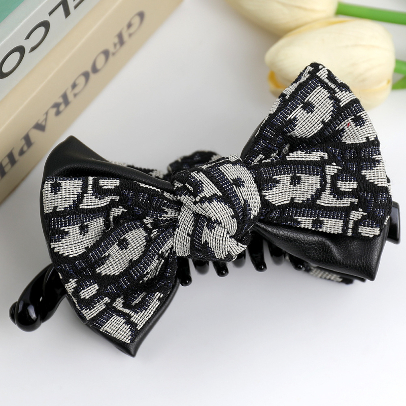 Bőr és textil anyagú banános hajcsat masni dizájnnal, kézzel készített, téli 2025