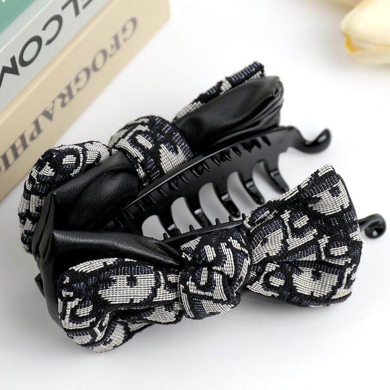 Bőr és textil anyagú banános hajcsat masni dizájnnal, kézzel készített, téli 2025