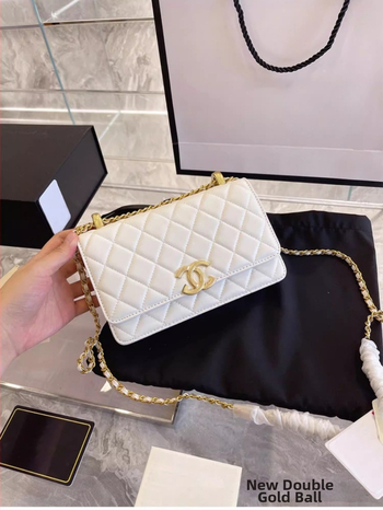 Crossbody soma no dabīgās jēra ādas, horizontāla kvadrāta forma, slēdzenes aizvērums, iekšējie kabati ar rāvējslēdzēju un telefona kabatiņa, viena plecu siksna