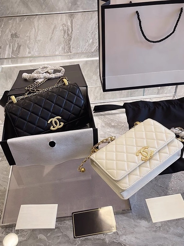 Crossbody soma no dabīgās jēra ādas, horizontāla kvadrāta forma, slēdzenes aizvērums, iekšējie kabati ar rāvējslēdzēju un telefona kabatiņa, viena plecu siksna