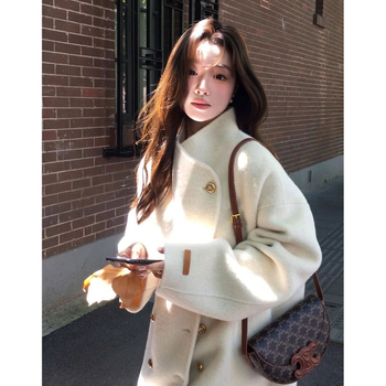 Palto dama din chenille, croială lejeră, guler cu blană, lungime scurtă 40-50 cm, mâneci 3/4 (Material: Chenille; Compoziție principală: Spandex; Lungime: 40-50 cm; Guler: blană; Mâneci: 3/4)