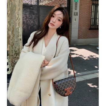 Palto dama din chenille, croială lejeră, guler cu blană, lungime scurtă 40-50 cm, mâneci 3/4 (Material: Chenille; Compoziție principală: Spandex; Lungime: 40-50 cm; Guler: blană; Mâneci: 3/4)