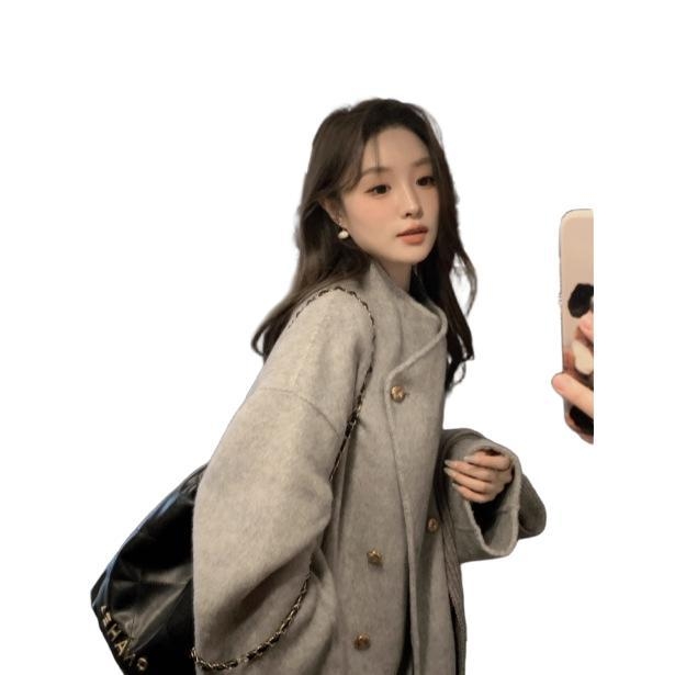 Palto dama din chenille, croială lejeră, guler cu blană, lungime scurtă 40-50 cm, mâneci 3/4 (Material: Chenille; Compoziție principală: Spandex; Lungime: 40-50 cm; Guler: blană; Mâneci: 3/4)