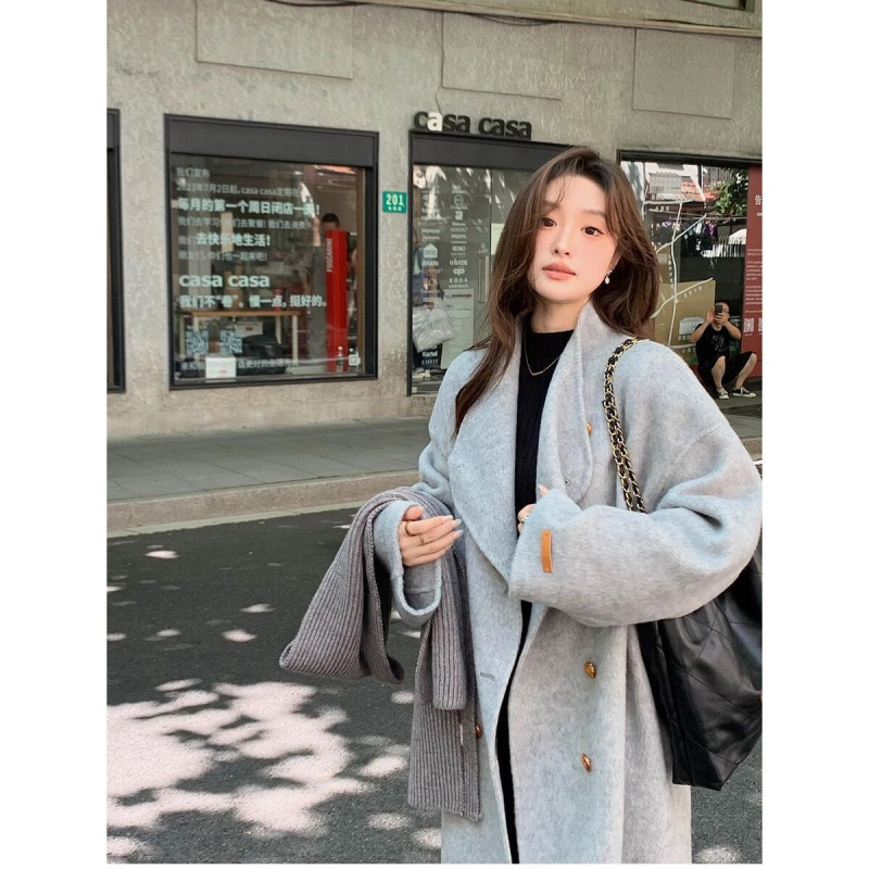 Palto dama din chenille, croială lejeră, guler cu blană, lungime scurtă 40-50 cm, mâneci 3/4 (Material: Chenille; Compoziție principală: Spandex; Lungime: 40-50 cm; Guler: blană; Mâneci: 3/4)