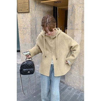 Palton scurt pentru femei din chenille, croială lejeră, cu glugă, mâneci 3/4, lungime 40–50 cm, lansare primăvara 2025