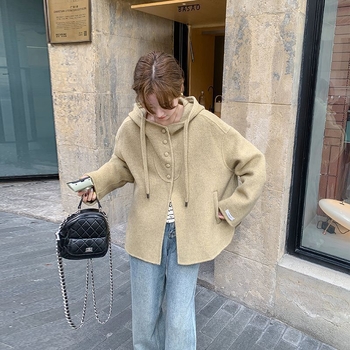 Palton scurt pentru femei din chenille, croială lejeră, cu glugă, mâneci 3/4, lungime 40–50 cm, lansare primăvara 2025