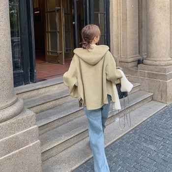 Palton scurt pentru femei din chenille, croială lejeră, cu glugă, mâneci 3/4, lungime 40–50 cm, lansare primăvara 2025