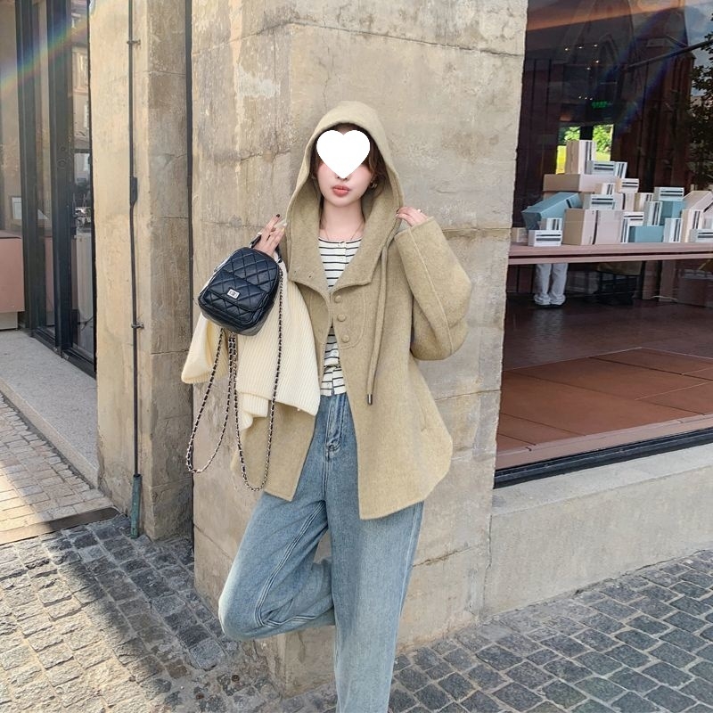 Palton scurt pentru femei din chenille, croială lejeră, cu glugă, mâneci 3/4, lungime 40–50 cm, lansare primăvara 2025