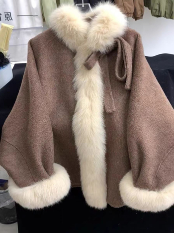 Palton de lână cu guler din blană artificială și capă-de-șal, dublu-fațat din chenille, închidere cu fermoar