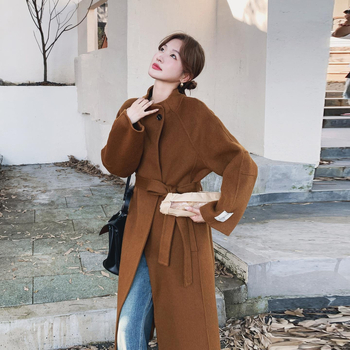 Palton din chenille de lână, croială scurtă 40–50 cm, guler din blană, siluetă cocoon, amestec cu spandex, iarna 2025