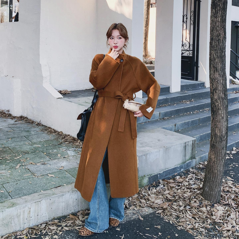 Palton din chenille de lână, croială scurtă 40–50 cm, guler din blană, siluetă cocoon, amestec cu spandex, iarna 2025