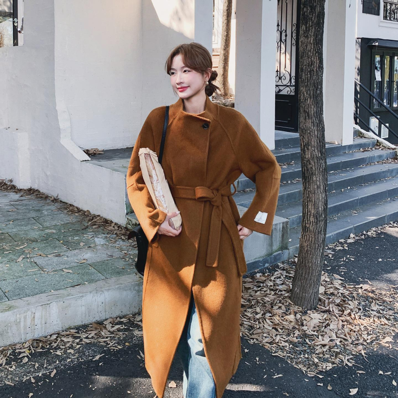 Palton din chenille de lână, croială scurtă 40–50 cm, guler din blană, siluetă cocoon, amestec cu spandex, iarna 2025