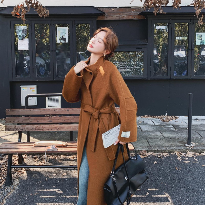 Palton din chenille de lână, croială scurtă 40–50 cm, guler din blană, siluetă cocoon, amestec cu spandex, iarna 2025