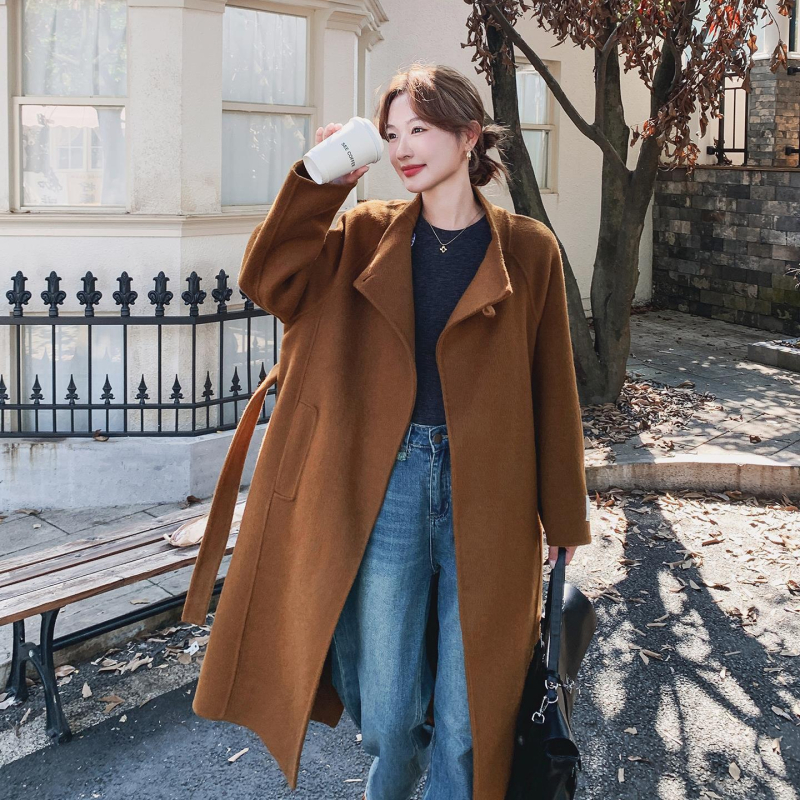 Palton din chenille de lână, croială scurtă 40–50 cm, guler din blană, siluetă cocoon, amestec cu spandex, iarna 2025