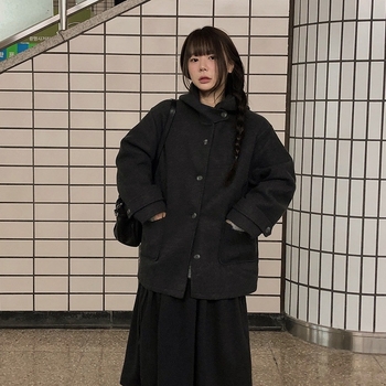 Palton din lână cu glugă, închidere cu nasturi pe un rând, buzunare, căptușeală din bumbac, toamnă 2025