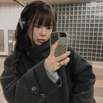 Palton din lână cu glugă, închidere cu nasturi pe un rând, buzunare, căptușeală din bumbac, toamnă 2025