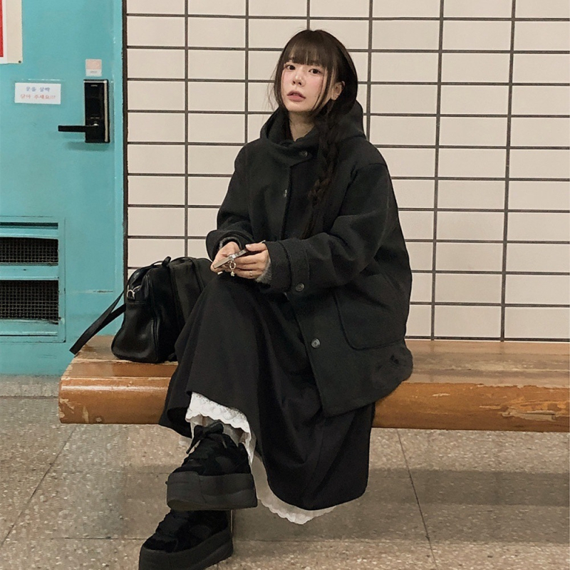 Palton din lână cu glugă, închidere cu nasturi pe un rând, buzunare, căptușeală din bumbac, toamnă 2025