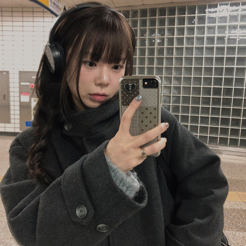 Palton din lână cu glugă, închidere cu nasturi pe un rând, buzunare, căptușeală din bumbac, toamnă 2025