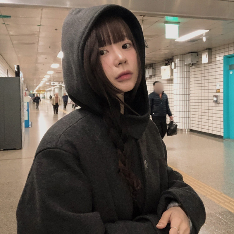 Palton din lână cu glugă, închidere cu nasturi pe un rând, buzunare, căptușeală din bumbac, toamnă 2025