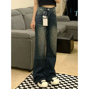 Traperice za siluetu kruškolikog oblika, visokim strukom, denim, blago šireće nogavice, detalj kolaža