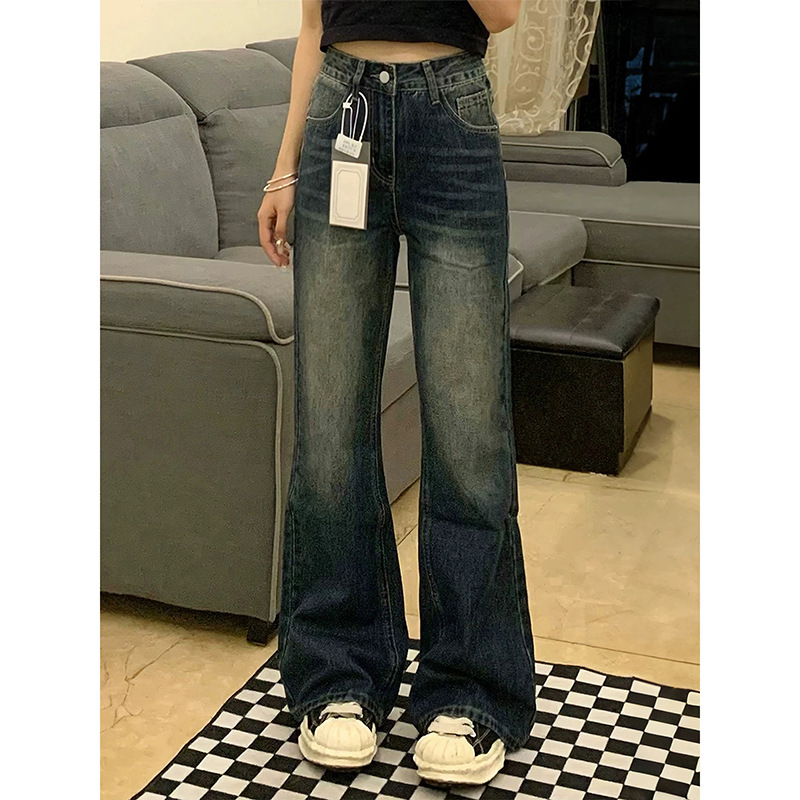 Traperice za siluetu kruškolikog oblika, visokim strukom, denim, blago šireće nogavice, detalj kolaža