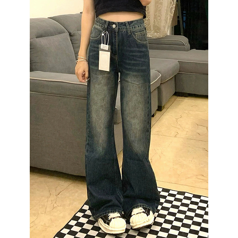 Traperice za siluetu kruškolikog oblika, visokim strukom, denim, blago šireće nogavice, detalj kolaža