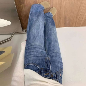 Moteriški džinsai iš denimo, aukštas juosmens, laisvas linijos, tiesios kojos, grindų ilgio, su užpakalinės kišenės klapės dizainu (Denim; aukštas juosmuo; laisvas kirpimas; tiesus kirpimas; grindų ilgio)