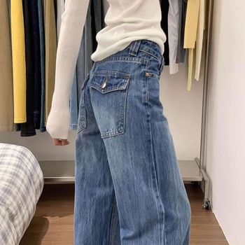 Moteriški džinsai iš denimo, aukštas juosmens, laisvas linijos, tiesios kojos, grindų ilgio, su užpakalinės kišenės klapės dizainu (Denim; aukštas juosmuo; laisvas kirpimas; tiesus kirpimas; grindų ilgio)