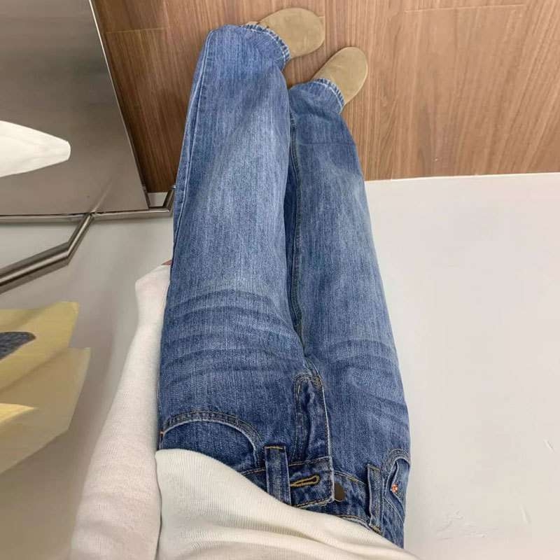 Moteriški džinsai iš denimo, aukštas juosmens, laisvas linijos, tiesios kojos, grindų ilgio, su užpakalinės kišenės klapės dizainu (Denim; aukštas juosmuo; laisvas kirpimas; tiesus kirpimas; grindų ilgio)