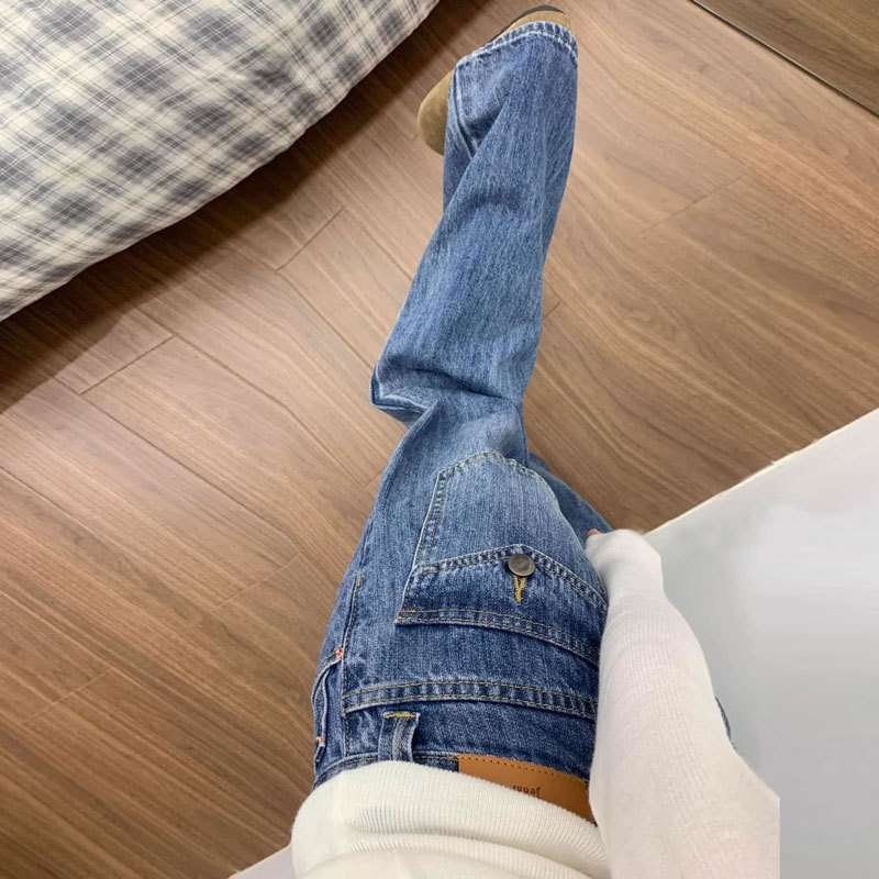 Moteriški džinsai iš denimo, aukštas juosmens, laisvas linijos, tiesios kojos, grindų ilgio, su užpakalinės kišenės klapės dizainu (Denim; aukštas juosmuo; laisvas kirpimas; tiesus kirpimas; grindų ilgio)