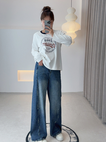 Išplautos džinsinės kelnės su plačiomis kojomis, aukštas juosmuo, 90–95% medvilnė, kaubojiškas stilius