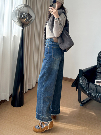 Plus size ženske traperice, bež boje s flis podstavom, ravni kroj, elastični denim za zimu 2025