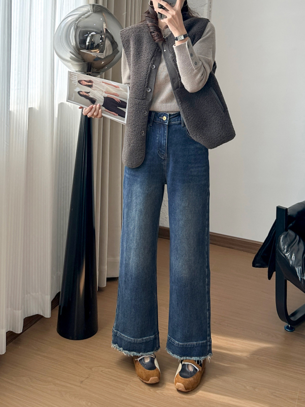Plus size ženske traperice, bež boje s flis podstavom, ravni kroj, elastični denim za zimu 2025