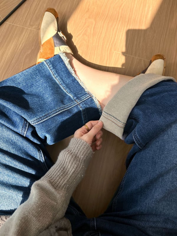 Plus size ženske traperice, bež boje s flis podstavom, ravni kroj, elastični denim za zimu 2025