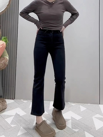 Jeans femei talie înaltă, croi drept cu micro-flare, denim cu 50–70% bumbac, micro-elasticitate, închidere fermoar