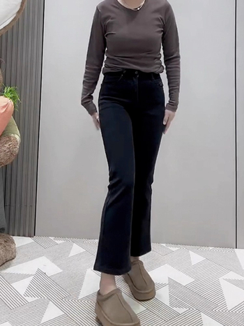 Jeans femei talie înaltă, croi drept cu micro-flare, denim cu 50–70% bumbac, micro-elasticitate, închidere fermoar