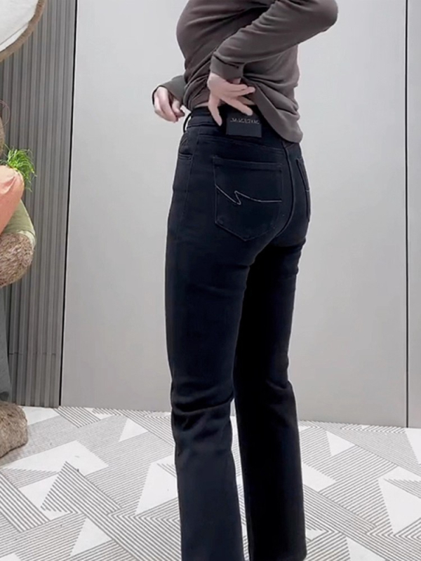 Jeans femei talie înaltă, croi drept cu micro-flare, denim cu 50–70% bumbac, micro-elasticitate, închidere fermoar