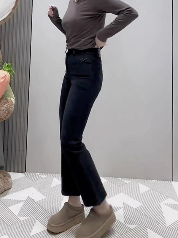 Jeans femei talie înaltă, croi drept cu micro-flare, denim cu 50–70% bumbac, micro-elasticitate, închidere fermoar