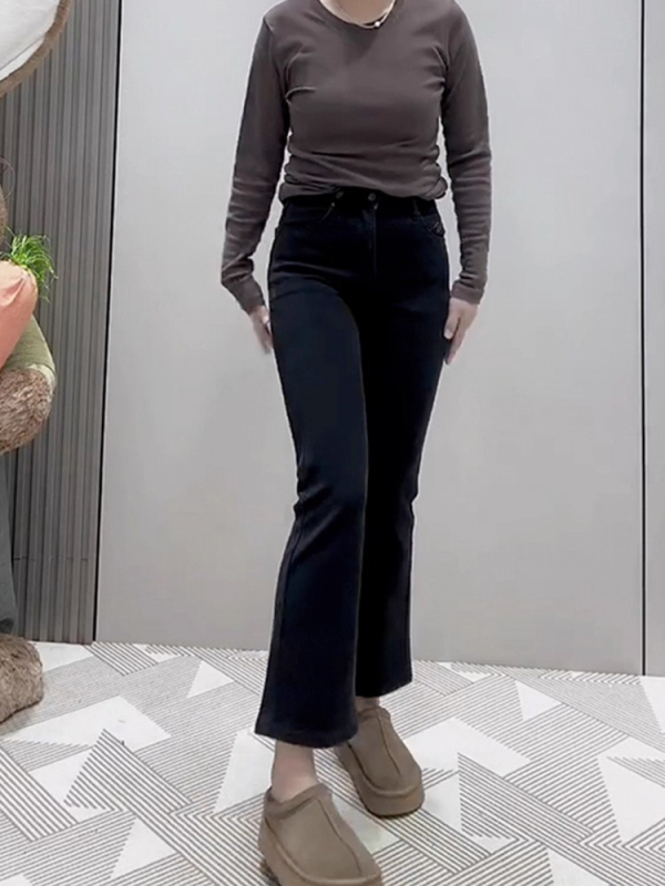 Jeans femei talie înaltă, croi drept cu micro-flare, denim cu 50–70% bumbac, micro-elasticitate, închidere fermoar